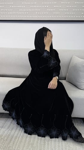 عباية مخمل مزينة بتطريز على الكم والأسفل