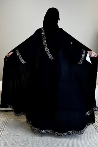 عباية كلوش مزينة بتطريز على الكم والأسفل
