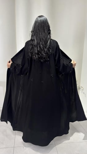 عباية أنيقة مزينة بشك ناعمة