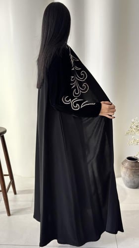 عبايه فاخره مطرزه بتدخيلات المخمل مع الكريب