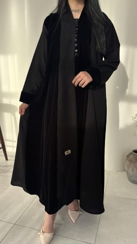 عباية كلوش بتدخيلات المخمل مع كتان مزينه بزرار ديك...