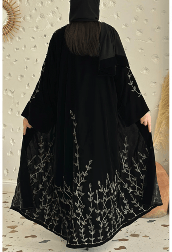 عباية مخمل اسود مع خيوط التطريز المشجرة