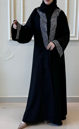 عباية فاخرة مزينة بشك على الأمام