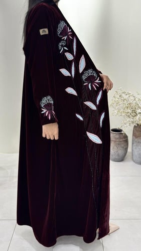 "عباية مخمل بتطريز شَك مميزه