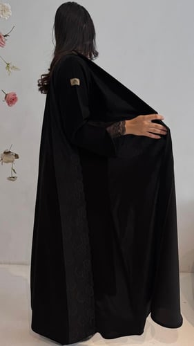 عباية كلوش مع تدخيلات دانتيل طولية من الخلف والكم...