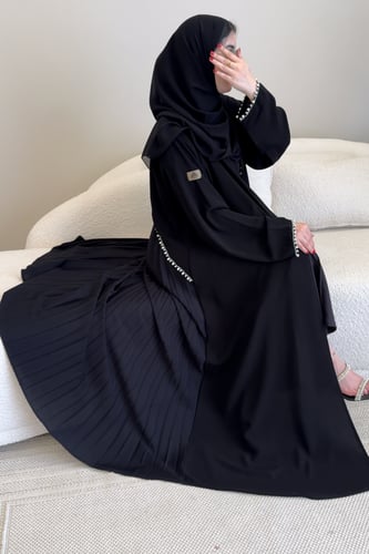 عباية سوداء كسرات من الخلف مع شك فخمة