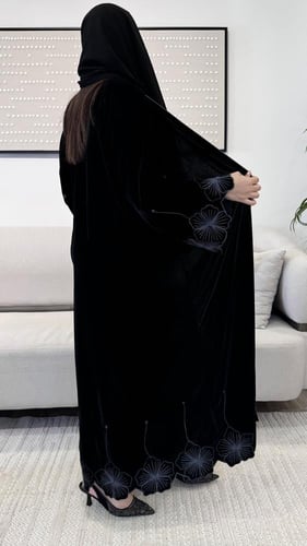 عباية مخمل مزينة بتطريز على الكم والأسفل
