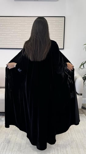 عباية شتوية من قماش المخمل مطرزة