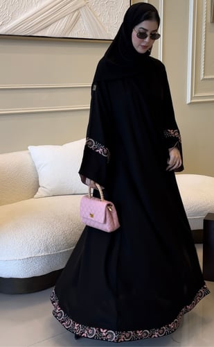 عباية كلوش مزينة بتطريز على الكم والأسفل