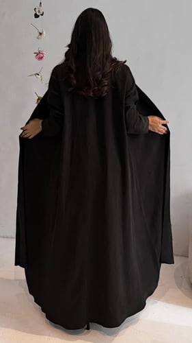 عباية كلوش مزينة بشك على الأمام