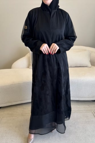 عباية سوداء فاخرة بتطريز أسود