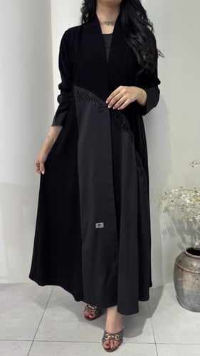 عباية كريب ملكي بتدخيلات تفته مزينة بشك أسود أنيقه