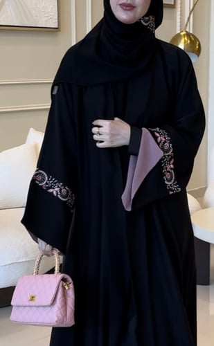 عباية كلوش مزينة بتطريز على الكم والأسفل