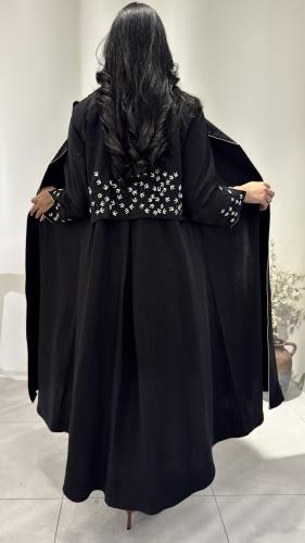 عباية رسمية مزينة بشك ملون مع كسره من الخلف مميزه