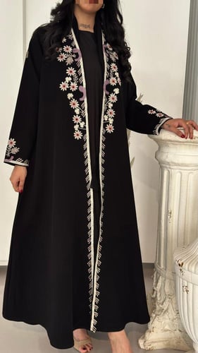 عباية مزينة بتطريز فاخر مع كسره من الخلف