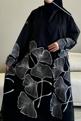 عباية سوداء بتطريز فضي