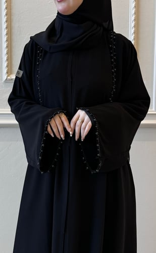 عباية جيوب بشك أسود ناعمة