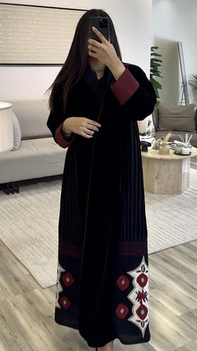 عباية مخمل فاخرة بتدخيلات جانبية