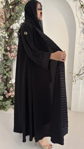 عباية كلوش مزينة بتطريز مع شك ناعمه