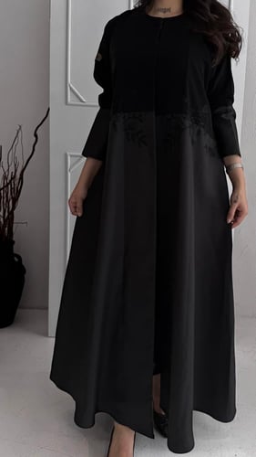 عباية مطرزه بتدخيلات قماش التفته مع الكريب