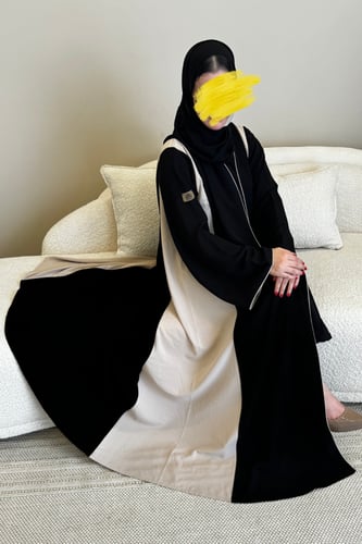 عباية فاخرة بتدخيلات ملونة في الجوانب