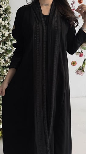 عباية كلوش مزينة بتطريز مع كرستال على الأمام والكم