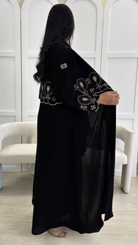 عبايه سوداء مزينه بتطريز مع شك أنيقه
