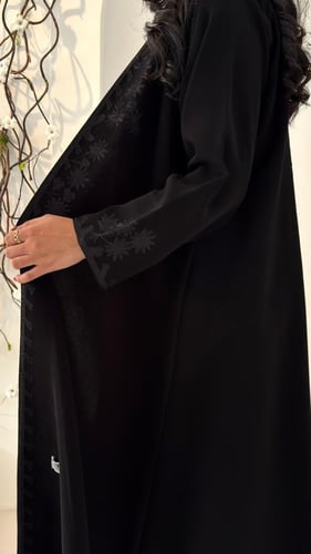 عباية مزينة بتطريز فاخر مع كسره من الخلف