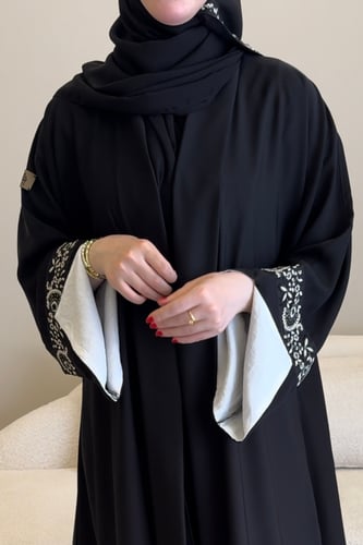 عباية كلوش مزينة بتطريز على الكم والأسفل
