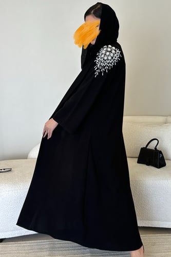 عباية كريب بشك فضي على الكتف