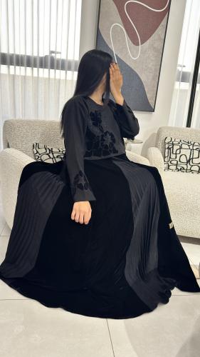 عبايه فاخره بتدخيلات مخمل مع كسرات مطرزه