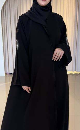 عباية كلوش مزينة بكسرة على الكم والخلف مع شك ناعمة