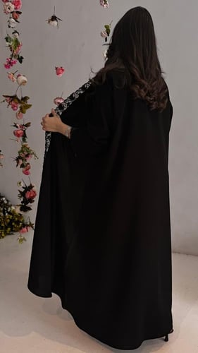 عباية رسمية مزينة بكلفة مطرزه بشك على الامام والكم
