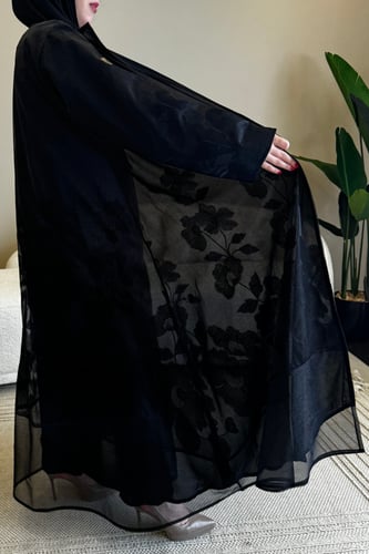 عباية سوداء فاخرة بتطريز أسود