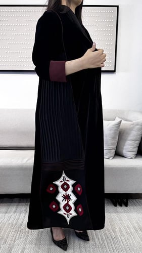 عباية مخمل فاخرة بتدخيلات جانبية