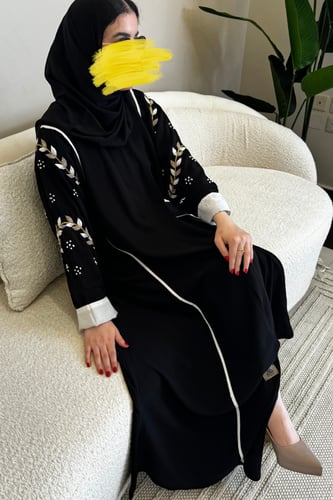 عباية سوداء بشك فضي على الأكمام