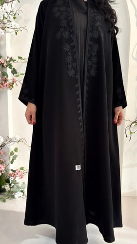 عباية مزينة بتطريز فاخر مع كسره من الخلف