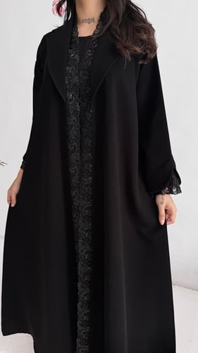 عباية رسمية مزينة بكلفة مطرزه بشك على الامام والكم