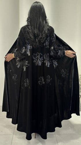 عباية مزينة بخيوط ترتر فخمه