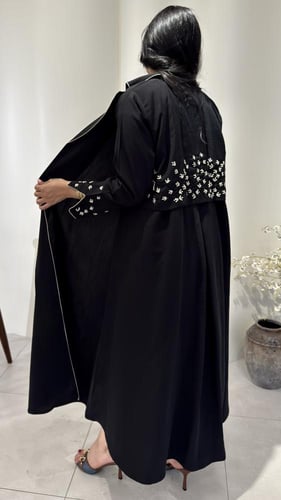 عباية رسمية مزينة بشك ملون مع كسره من الخلف مميزه