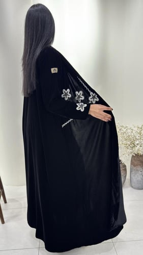 عبايه مخمل مزينه بشك فضي فاخره
