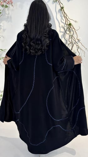 عبايه أنيقه مزينة بخطوط تطريز مع الشك