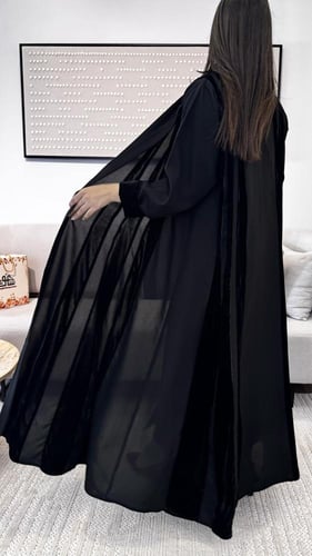 عباية كلوش كتان مع تدخيلات مخمل أسود ناعمة