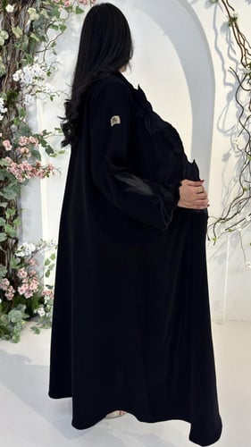 عبايه فاخره بتطريز على الأمام والكم أنيقه