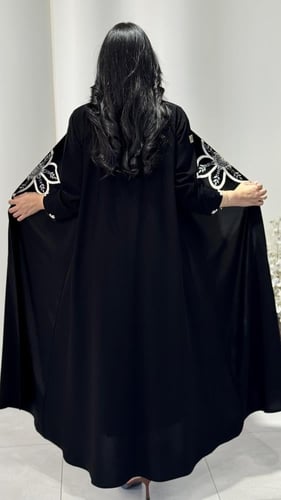 عباية كلوش مطرزه بشك أنيقة