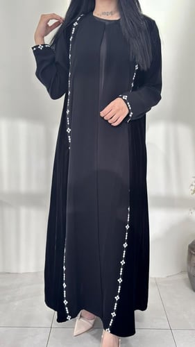 عباية مطرزه بتدخيلات المخمل والكريب مميزه