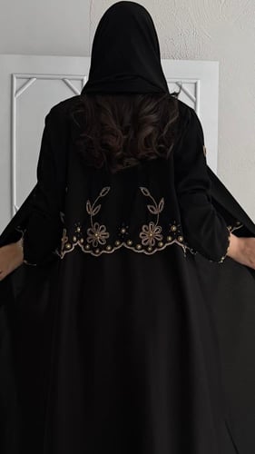 عباية كلوش مزينة بتطريز شك أنيقة
