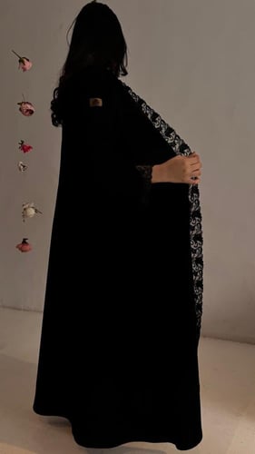 عباية رسمية مزينة بكلفة مطرزه بشك على الامام والكم