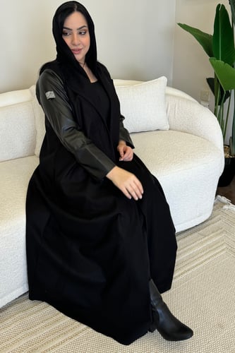 عباية رسمية بقماش الجوخ المقلم مع أكمام جلد أسود