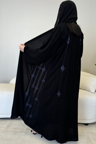 عباية مطرزه بلون كحلي من الجوانب مع الخلف